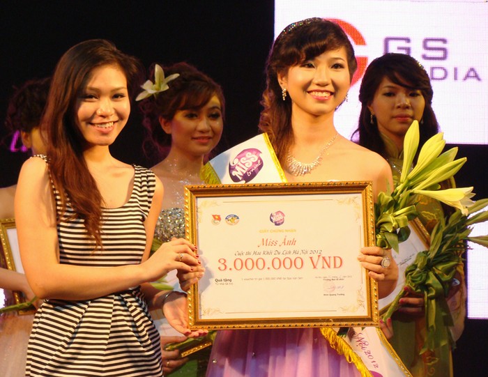 Bạch Trà My cô gái đến từ ĐH Kinh doanh Công nghệ Hà Nội giành giải Miss Ảnh với bộ ảnh đẹp như thiên thần.
